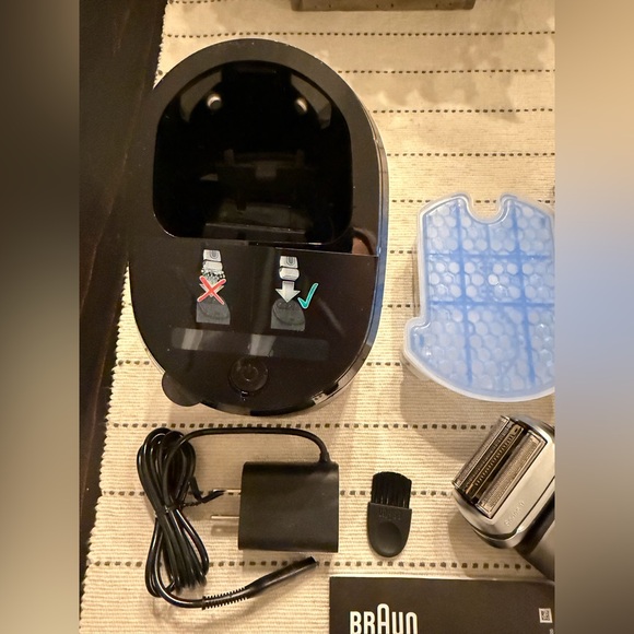 Braun Series 9 Electric Shaver - Silver and Black - Picture 3 of 12